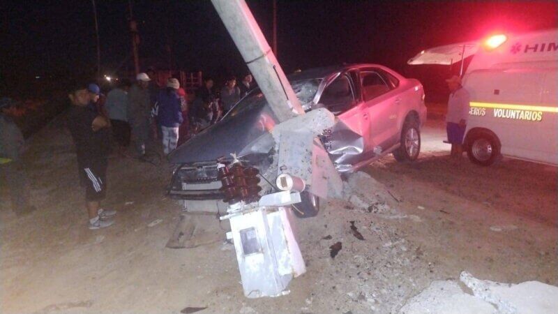 AUTO TROPELLA A MUJER Y CHOCA CON POSTE