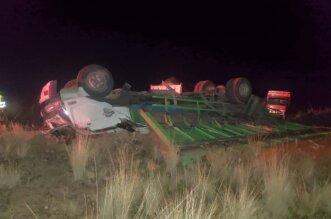 Camion de ladrillos sufre un aparatoso accidente