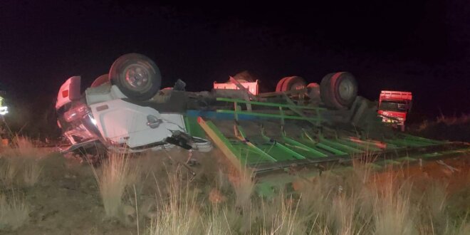 Camion de ladrillos sufre un aparatoso accidente