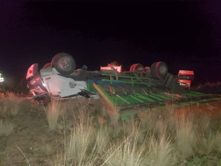 Camion de ladrillos sufre un aparatoso accidente