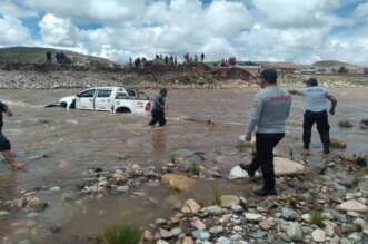 Tripulantes de camioneta se salvaron de una muerte segura.