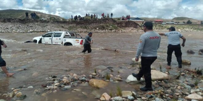 Tripulantes de camioneta se salvaron de una muerte segura.