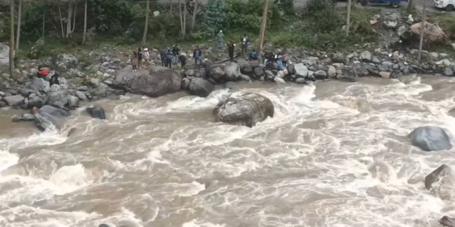 Intensa busqueda de nino que cayo a rio2