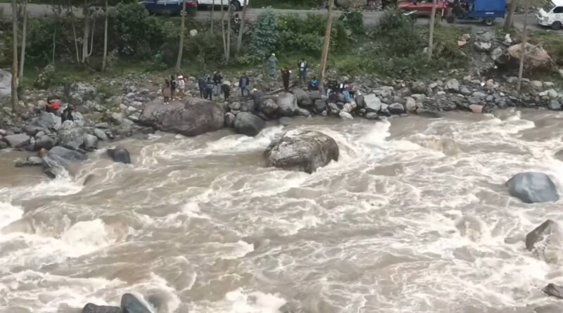 Intensa busqueda de nino que cayo a rio2