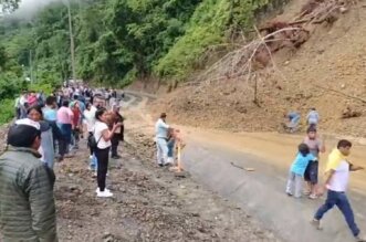 Lluvias provocan alud bloquean carretera FOTO 2