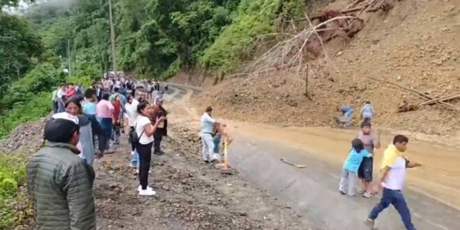 Lluvias provocan alud bloquean carretera FOTO 2