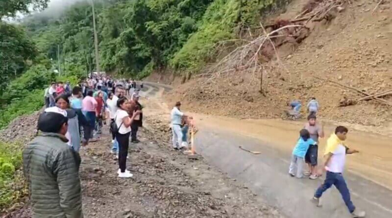 Lluvias provocan alud bloquean carretera FOTO 2