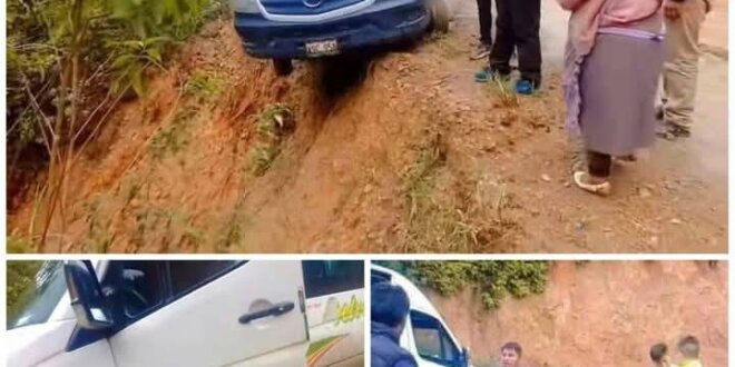 Pasajeros de minivan se salvan de caer a abismo