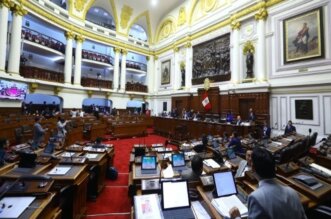 La bancada de Renovación Popular presentó el último lunes una moción solicitando al Congreso de la República conformar una comisión multipartidaria para investigar el acuerdo de colaboración eficaz firmado entre la empresa Odebrecht y la Fiscalía de la Nación. Como se sabe, el pasado 18 de diciembre, el Tribunal Constitucional (TC) ordenó que el Ministerio Público otorgue una copia del Acuerdo de Beneficios y Colaboración Eficaz, firmado en febrero del 2019, entre el Equipo Especial Lava Jato y la constructora brasileña. Tras conocerse detalles del acuerdo surgieron críticas que señalan que el convenio supuestamente sirvió para proteger a los involucrados en las irregularidades del caso Odebrecht. Por lo que el referido partido indica que una comisión debe investigar el contrato. EFECTOS LESIVOS "Se encargará de investigar todos los actos vinculados a la negociación, celebración, homologación y ejecución del acuerdo (…) y los efectos lesivos que dicho acuerdo haya generado en desmedro de los derechos e intereses del Estado peruano", indican. piden conformar comisión.