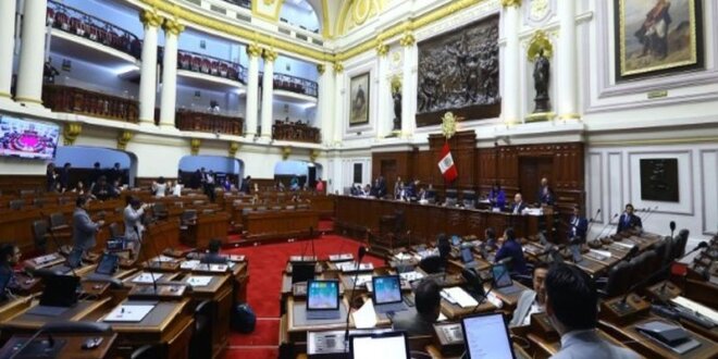 La bancada de Renovación Popular presentó el último lunes una moción solicitando al Congreso de la República conformar una comisión multipartidaria para investigar el acuerdo de colaboración eficaz firmado entre la empresa Odebrecht y la Fiscalía de la Nación. Como se sabe, el pasado 18 de diciembre, el Tribunal Constitucional (TC) ordenó que el Ministerio Público otorgue una copia del Acuerdo de Beneficios y Colaboración Eficaz, firmado en febrero del 2019, entre el Equipo Especial Lava Jato y la constructora brasileña. Tras conocerse detalles del acuerdo surgieron críticas que señalan que el convenio supuestamente sirvió para proteger a los involucrados en las irregularidades del caso Odebrecht. Por lo que el referido partido indica que una comisión debe investigar el contrato. EFECTOS LESIVOS "Se encargará de investigar todos los actos vinculados a la negociación, celebración, homologación y ejecución del acuerdo (…) y los efectos lesivos que dicho acuerdo haya generado en desmedro de los derechos e intereses del Estado peruano", indican. piden conformar comisión.