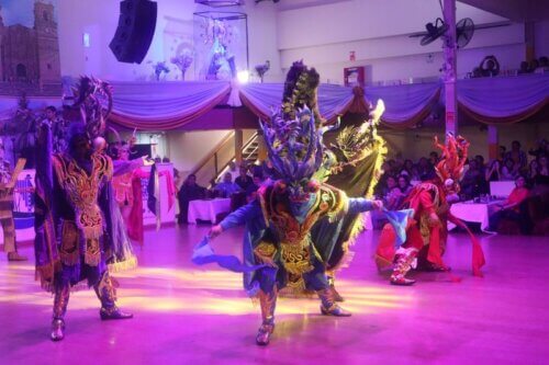 Elenco de danzas Brisas del Titicaca.