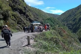 Camioneta cae a abismo.