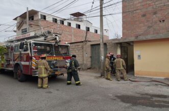 Bomberos controlaron incendio a las 15:30 horas de este viernes.