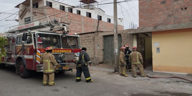 Bomberos controlaron incendio a las 15:30 horas de este viernes.