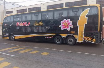 bus de flores choqeu con camion