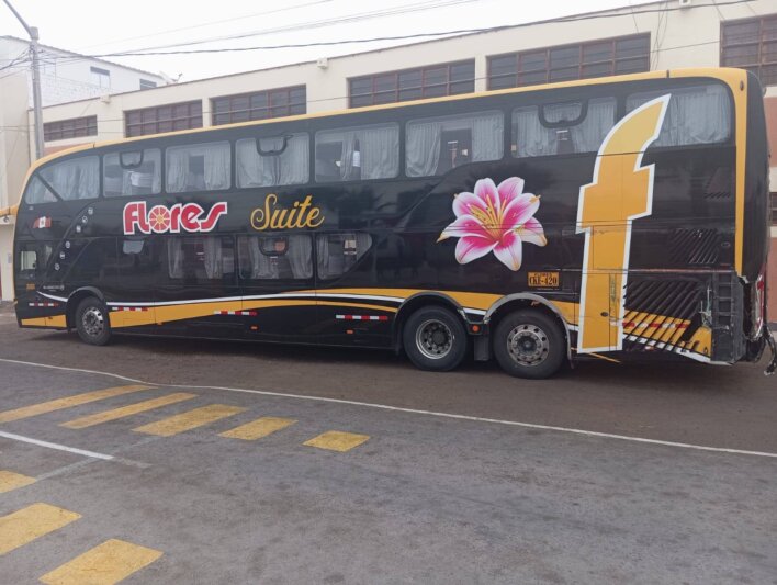 bus de flores choqeu con camion