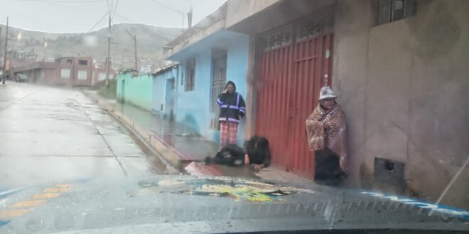 ebrio es auxiliado tras exponerse a la lluvia 2