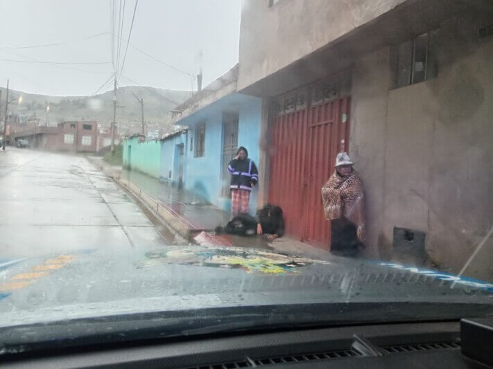 ebrio es auxiliado tras exponerse a la lluvia 2