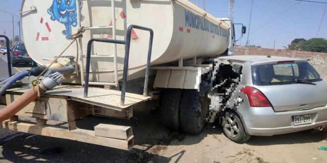 Chofer de auto sobrevivió pero resultó con golpes en la cabeza.