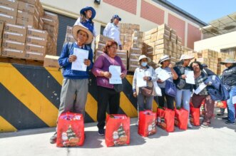 Beneficiarios reciben conservas de atún.