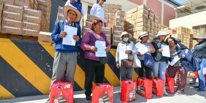 Beneficiarios reciben conservas de atún.