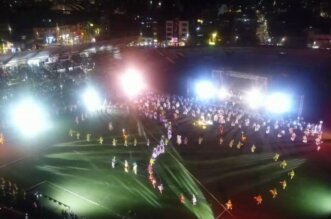 Presentación en estadio fue colorida.