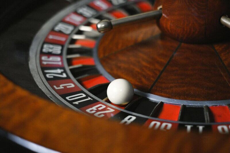 La ruleta y su mecánica: ¿Qué elementos la componen?