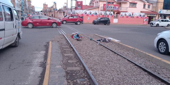 retiran a extranjero que dormia ebrio en la riel