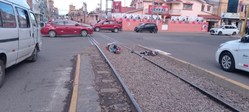 retiran a extranjero que dormia ebrio en la riel