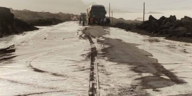 Buses, tráileres, camiones y otros vehículos permanecieron varados en carretera.