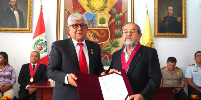 Arqueólogo Walter Alva fue reconocido por comuna provincial.