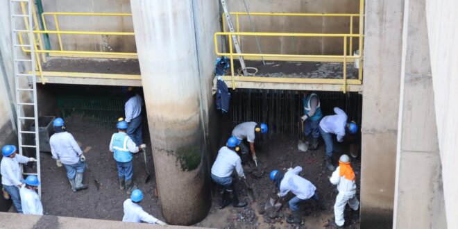 Trabajan en limpiar la zona de captación de agua cruda.