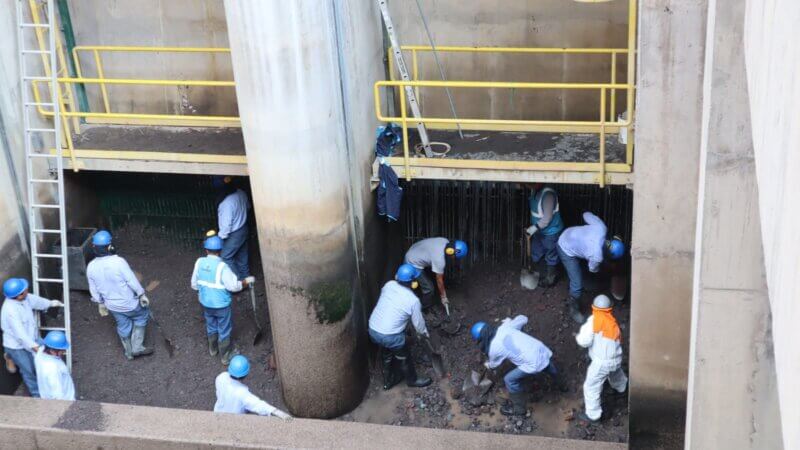 Trabajan en limpiar la zona de captación de agua cruda.