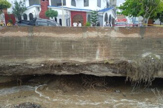 La Municipalidad de Cayma trabaja en el lugar para remediar el daño.