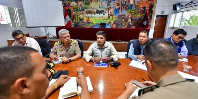 El alcalde Víctor Hugo Rivera Chávez se reunió con altos mandos policiales.