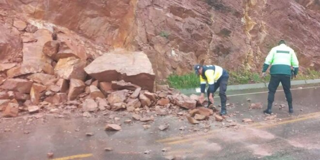 Carretera se derrumba en Azangaro y Sandia