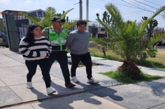 Pareja fue detenida por el delito de violencia a la autoridad.