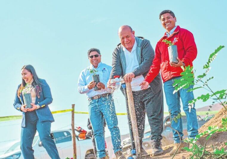 Gobernador Luis Torres es uno de los promotores de atrapanieblas en áreas de conservación.