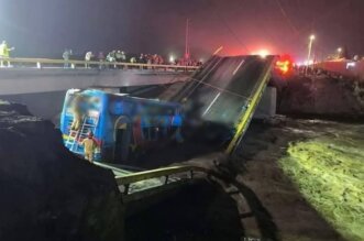 Varios heridos dejó colapso de puente.