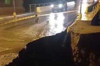 Una parte del puente ubicado en Cayma cedió hacia la quebrada.