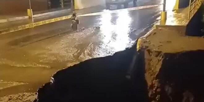 Una parte del puente ubicado en Cayma cedió hacia la quebrada.