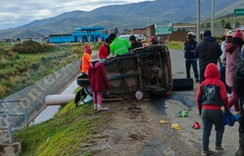 Pobladores ayudaron en el rescate de los heridos.