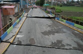 Puente colapsó debido a daños estructurales por caudal.