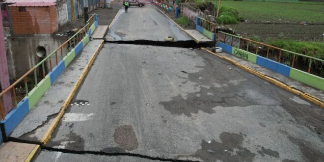 Puente colapsó debido a daños estructurales por caudal.