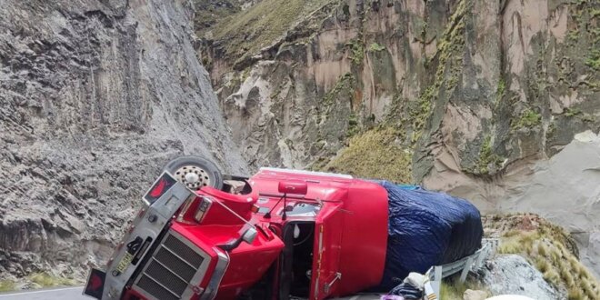 Trailer sufre aparatoso accidente en Macusani