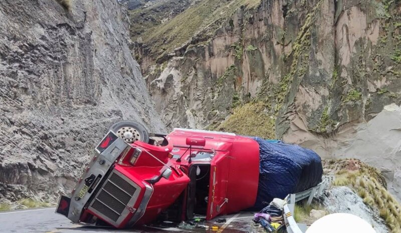 Trailer sufre aparatoso accidente en Macusani