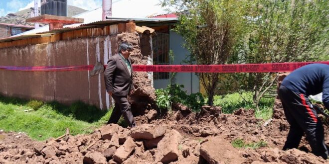 Muro fue debilitado por las lluvias.