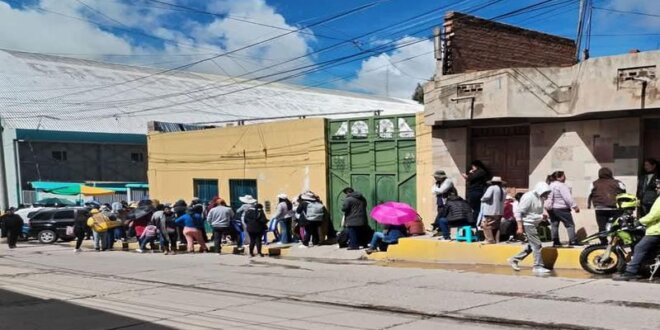 Ciudadanos formaron largas filas.