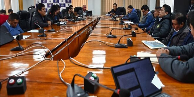 Mesa de trabajo en el Consejo Regional.