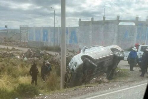 Patrullero choca contra camioneta.